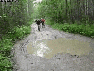 Gamelle cyclistes dans la boue