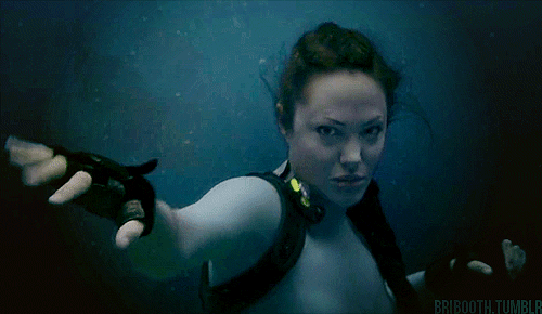 Angelina Jolie frappe un requin