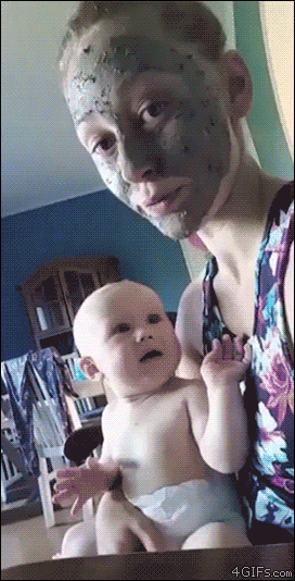 bébé et le masque de maman