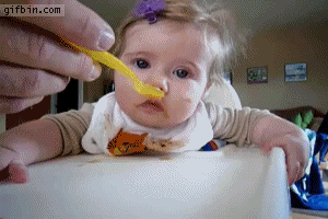 Bébé s'endort en mangeant