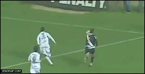 Footballeur direction vestiaires