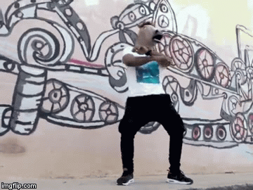 homme avec une tête de cheval danse