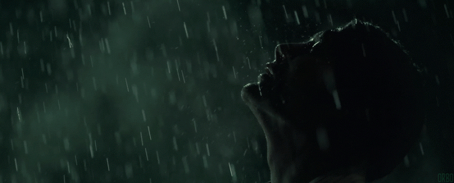 Mads Mikkelsen sous la pluie