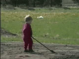 Bébé joue avec une pelle