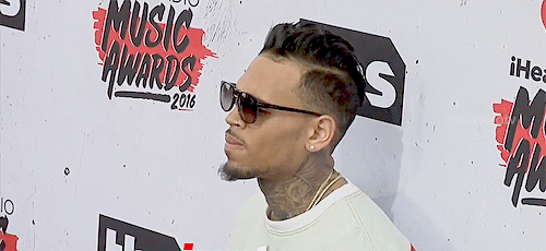 Chris Brown avec des lunettes