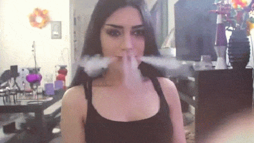 Fille qui fume à la folie