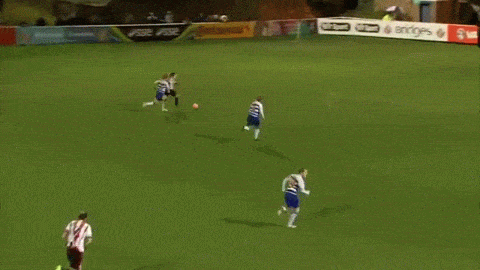 footballeuse sauvetage sur la ligne de but