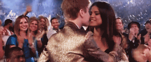 Justin et Selena bisou