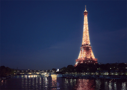 Tour Eiffel brille au bord de Seine
