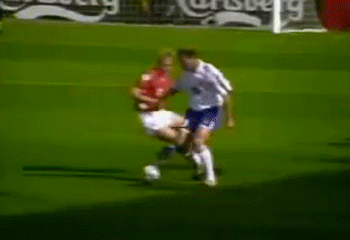 Zinédine Zidane bleu dribble