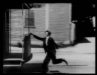 Buster Keaton prend le tram