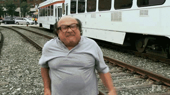 Danny DeVito bras d'honneur