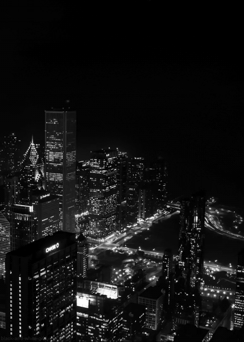 Ville dans la nuit en noir et blanc