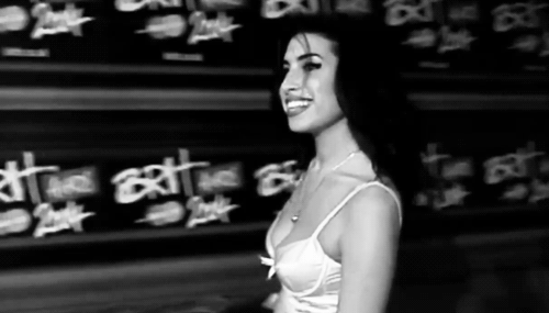Amy Winehouse sourire noir et blanc