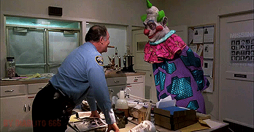 Clown farceur et le policier