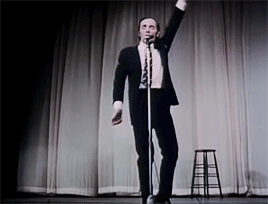 Charles Aznavour danse sur scène