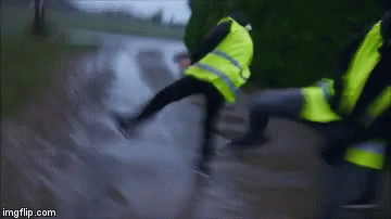 Gilets jaunes dansent