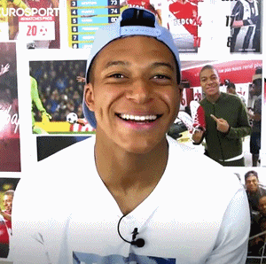 Kylian Mbappé sourire