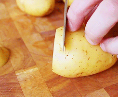 Trancher une pomme de terre