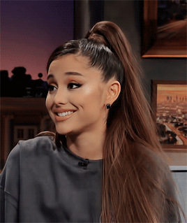 Ariana Grande sourire