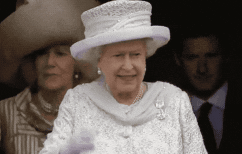 Elisabeth II salue de la main